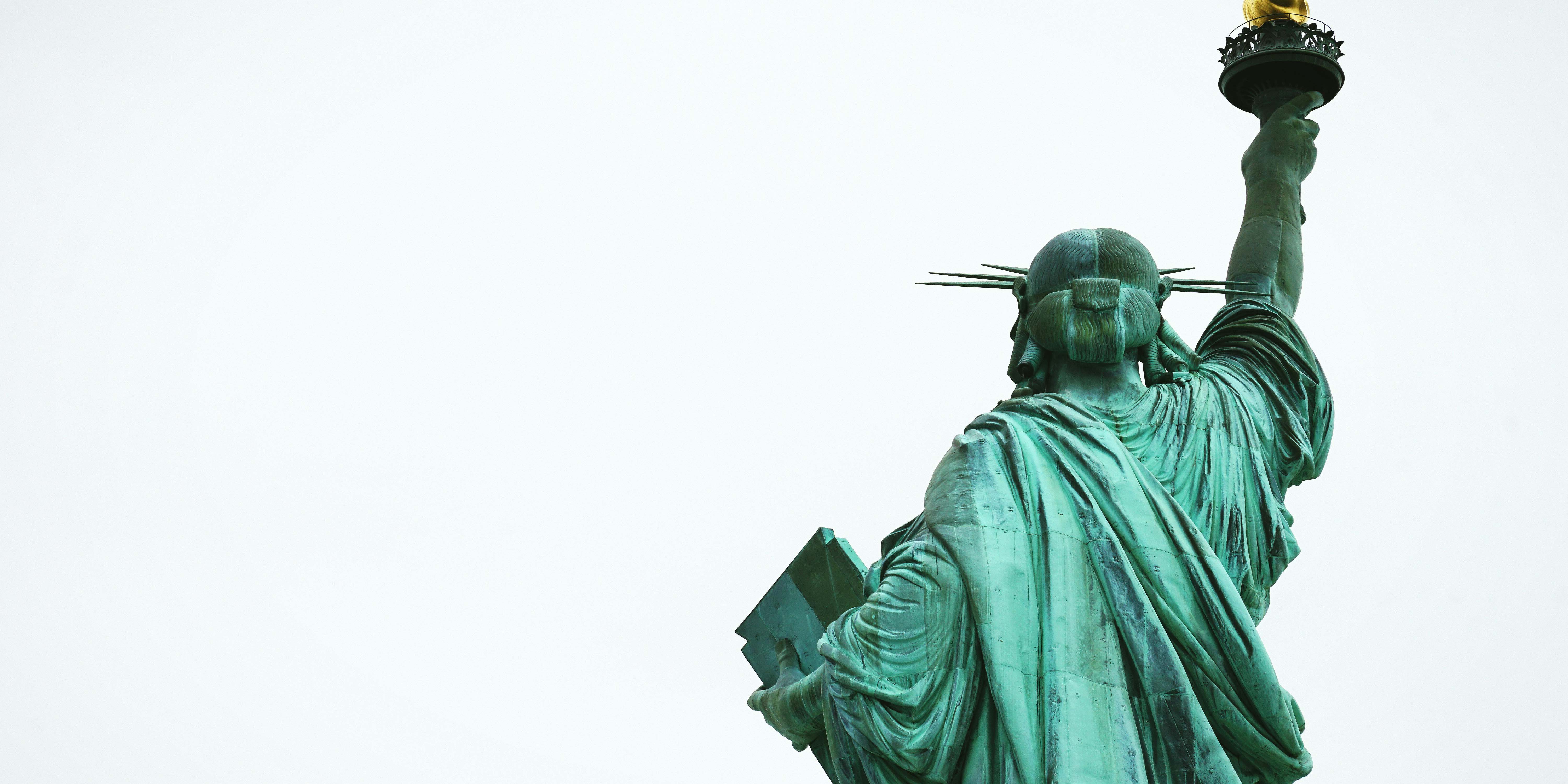 Auf diesem Foto ist die Freiheitsstatue von Amerika von hinten zu sehen.