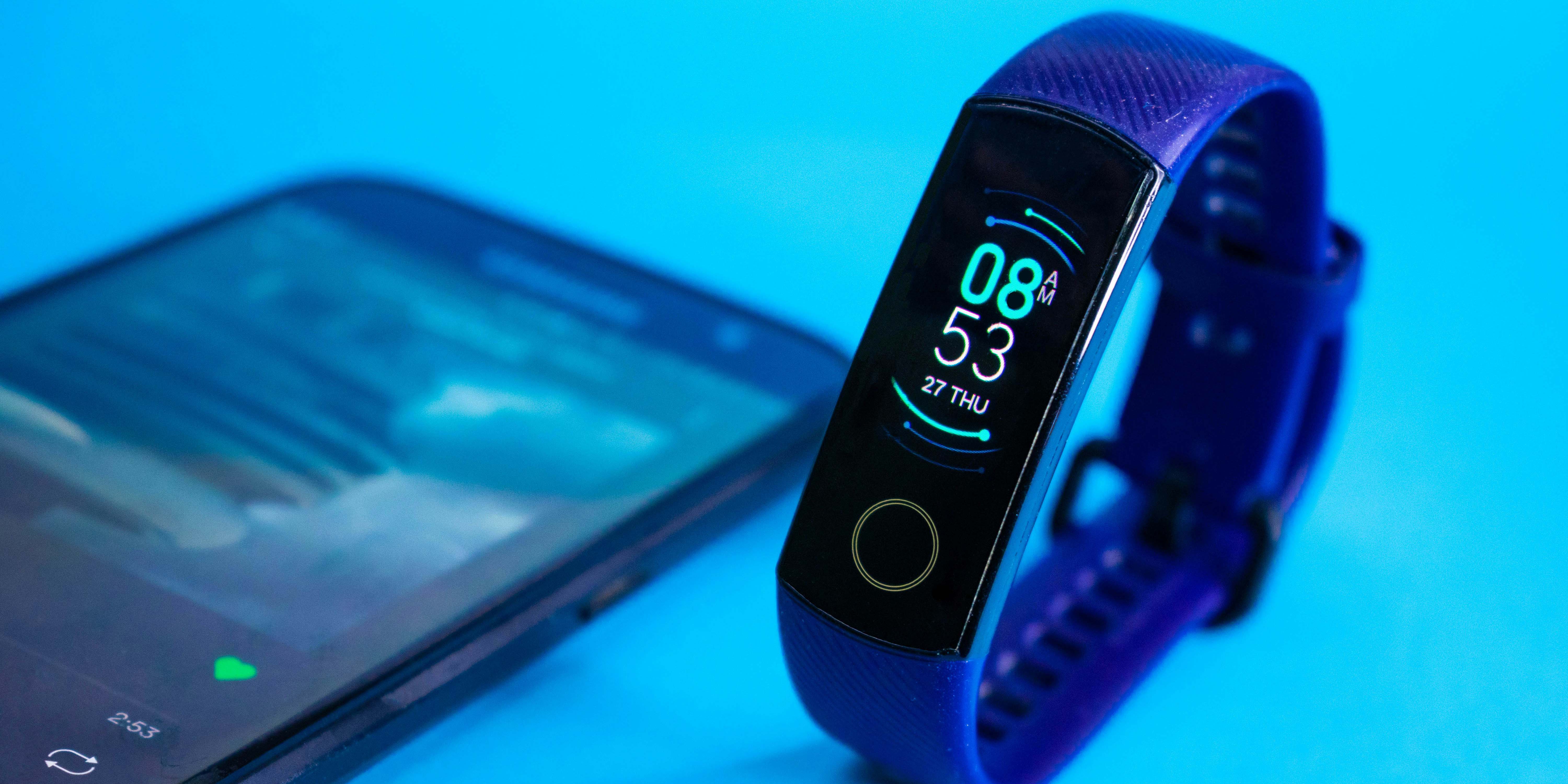 Auf dem Foto ist eine Smartwatch und ein Smartphone zu sehen.