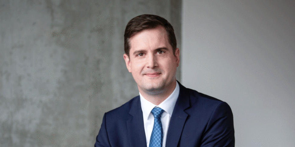 Auf dem Foto ost Dominik Heck zu sehen, der der neue Leiter des Geschäftsbereichs Kommunikation im PKV-Verband ist.
