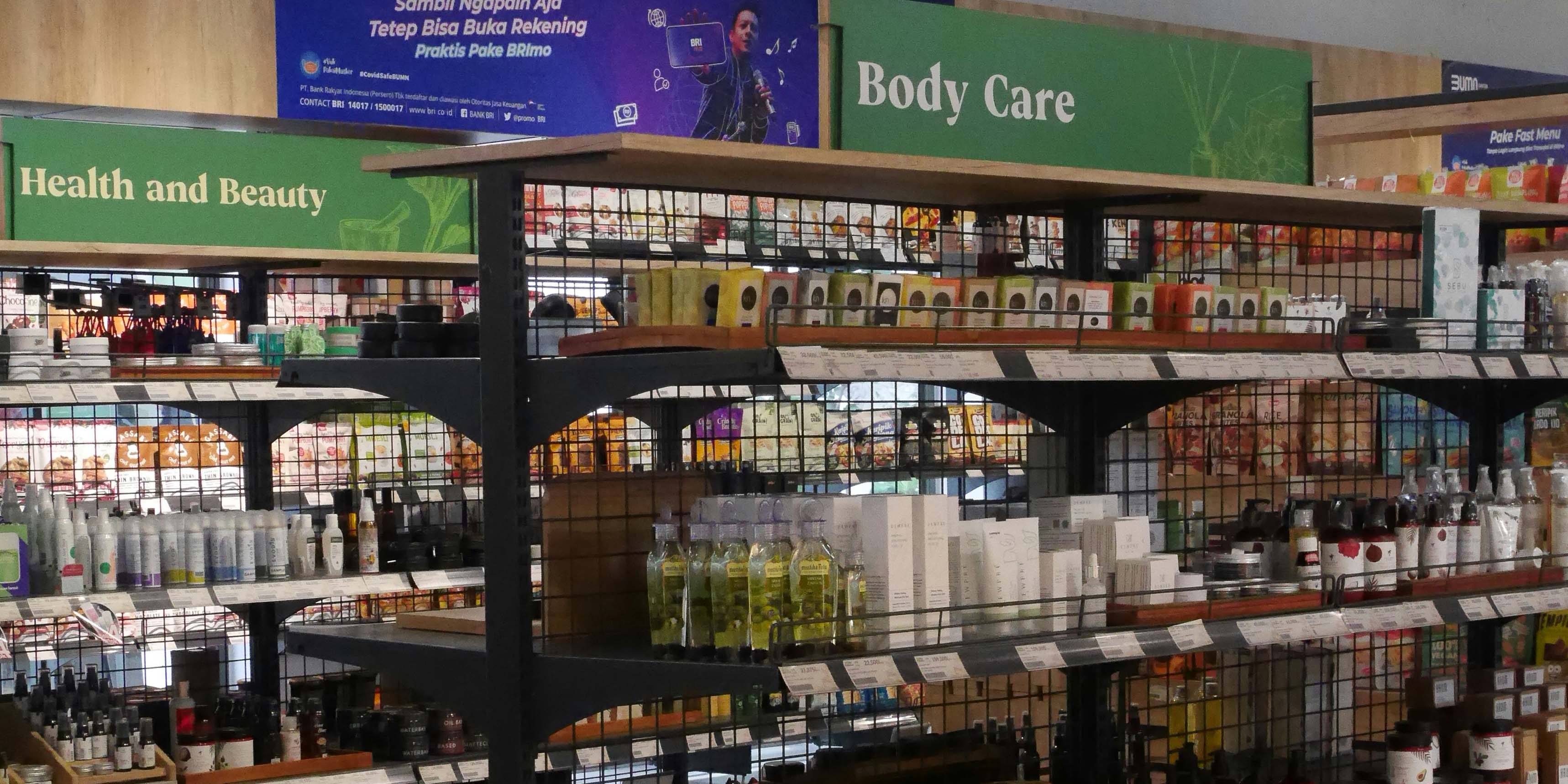 Auf dem Foto ist ein Ausschnitt zu sehen, der in einer Apotheke die Freiwahl an Beautyprodukten zeigt.