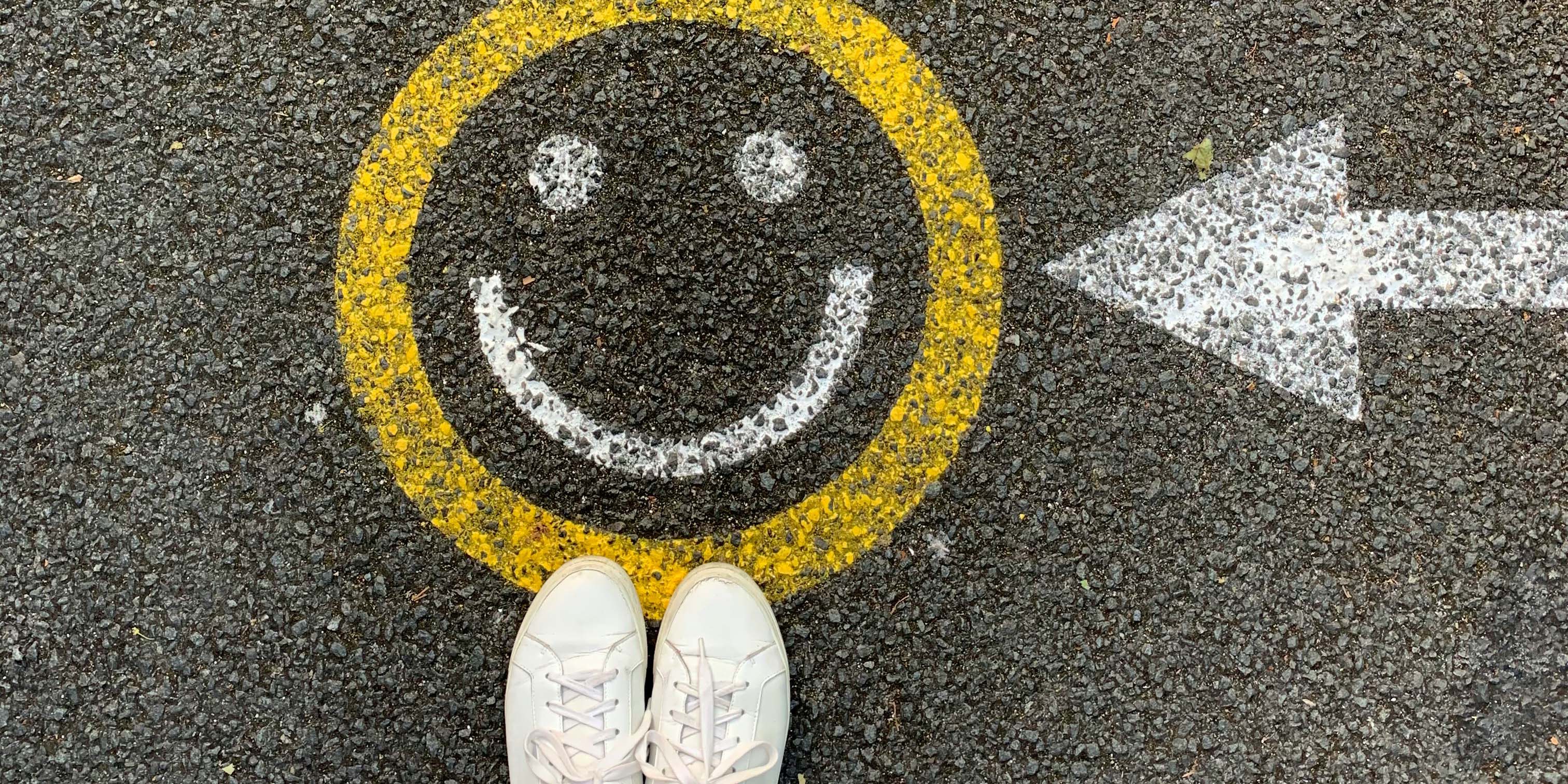 Auf dem Foto ist ein Smiley auf dem Fußgängerweg zu sehen,