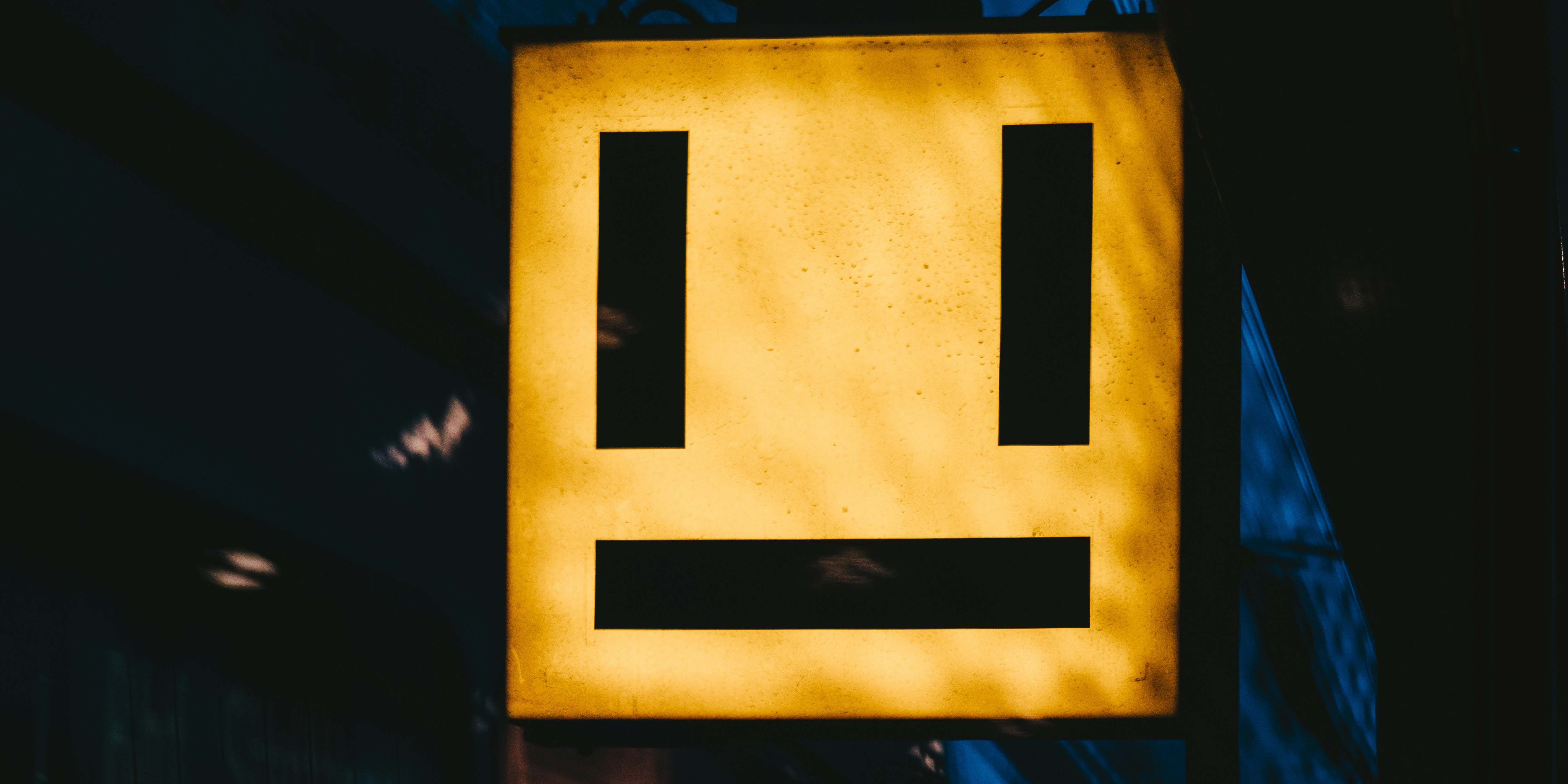 Auf dem Bild ist ein quadratisches Bild mit einem Smiley Face zu sehen.