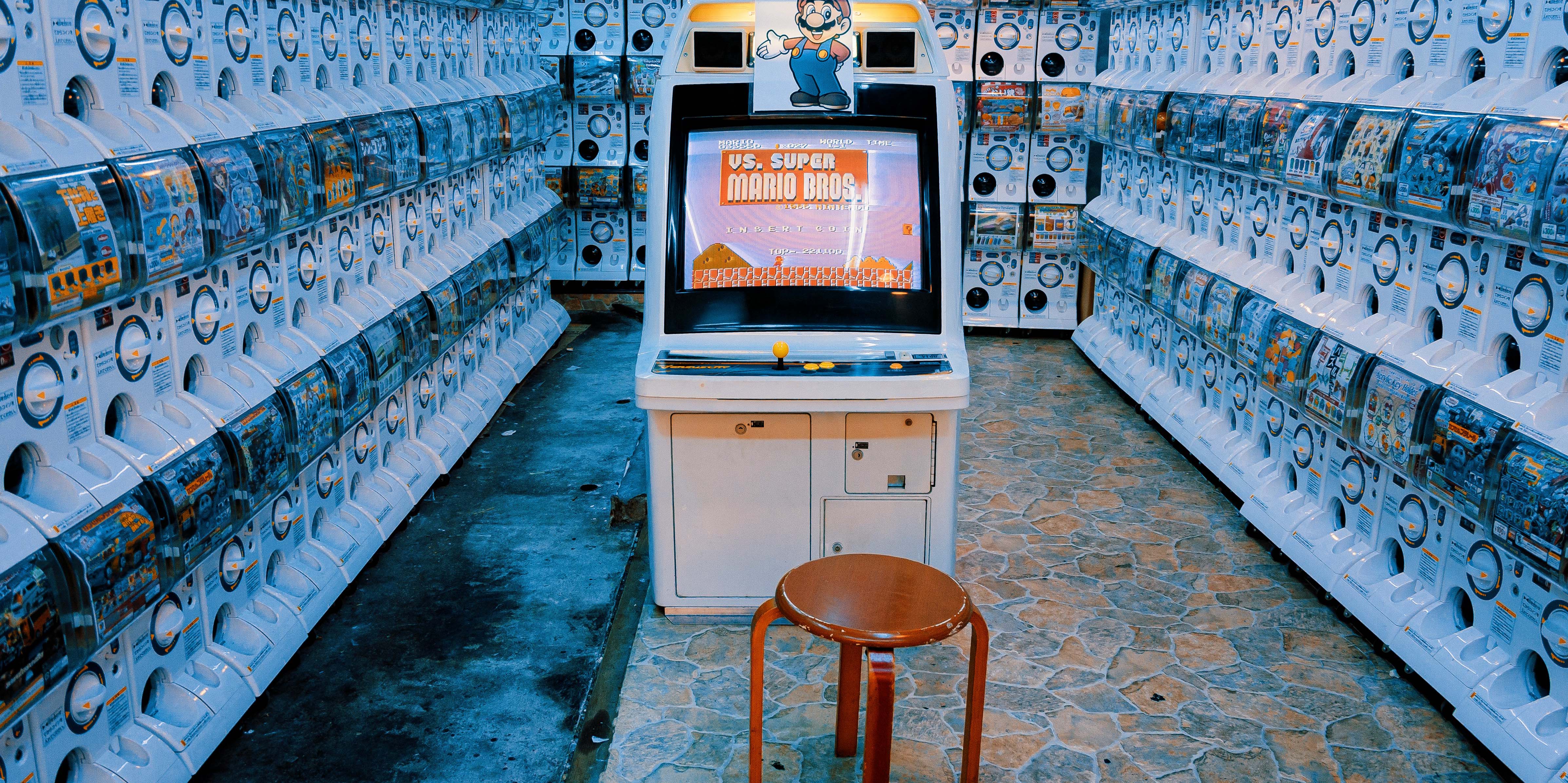 Auf dem Foto ist ein voll gestopfter Raum zu sehen. Und zwar vollgestopft mit Super Mario Computerautomaten.