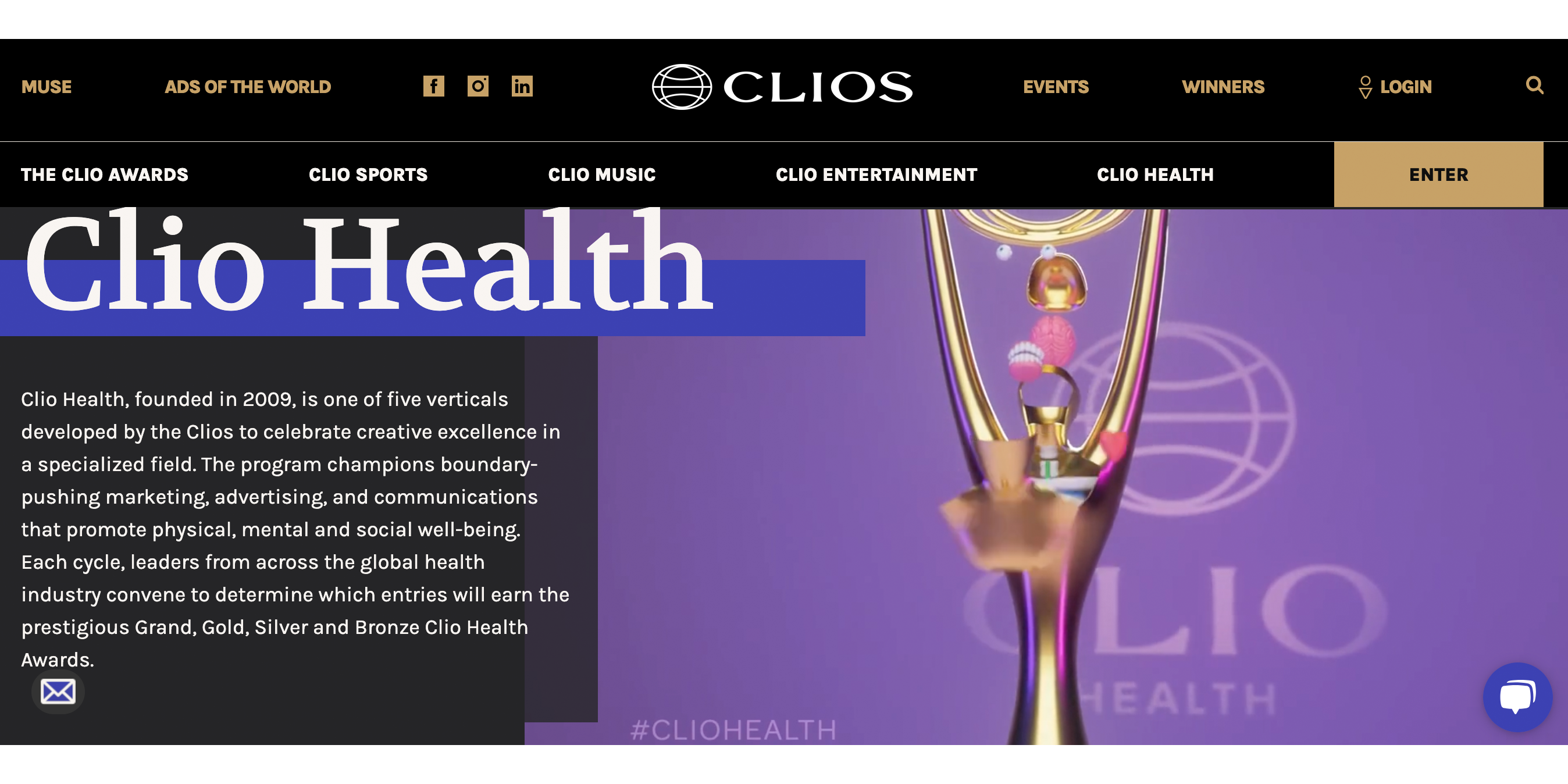 Auf dem Screenshot der CLIO Health Awards Website ist eine kurze Erklärung zum Award zu lesen sowie die Gewinnerstatue: Ein stiliisierter Mensch, der eine eine Kugel in die Höhe hält.