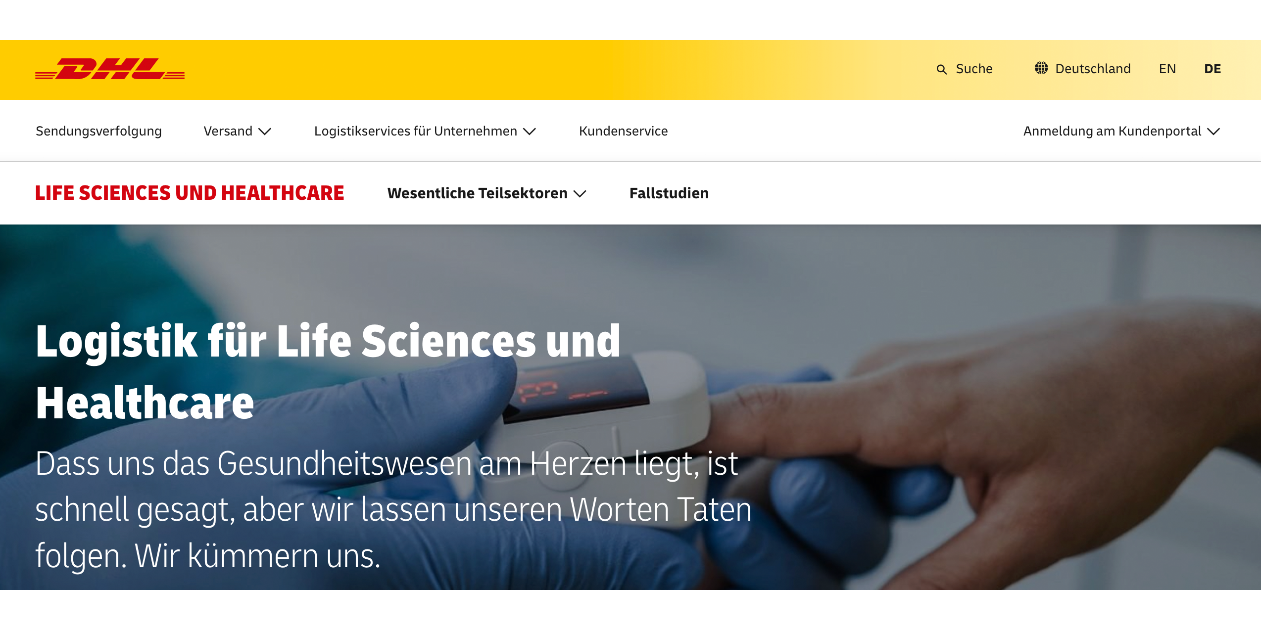 Auf dem Screenshot der DHL Website für Pharmalogistik ist eine Hand zu sehen, bei deren Finger gerade der Puls gemessen wird.