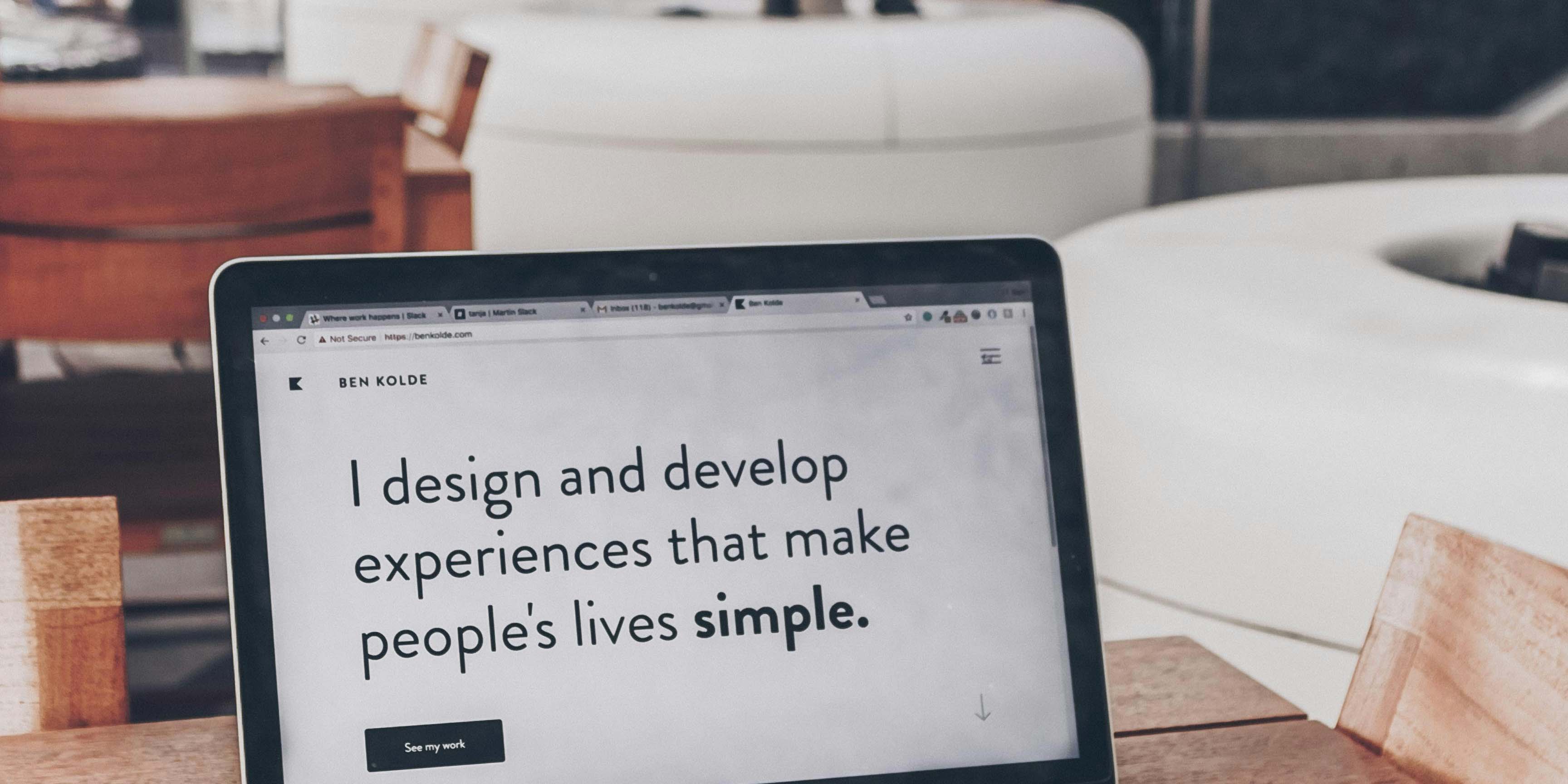 Auf dem Bild ist ein Computer Bildschirm zu sehen. Auf diesem steht: I design and develop experiences that make people's lives simple.