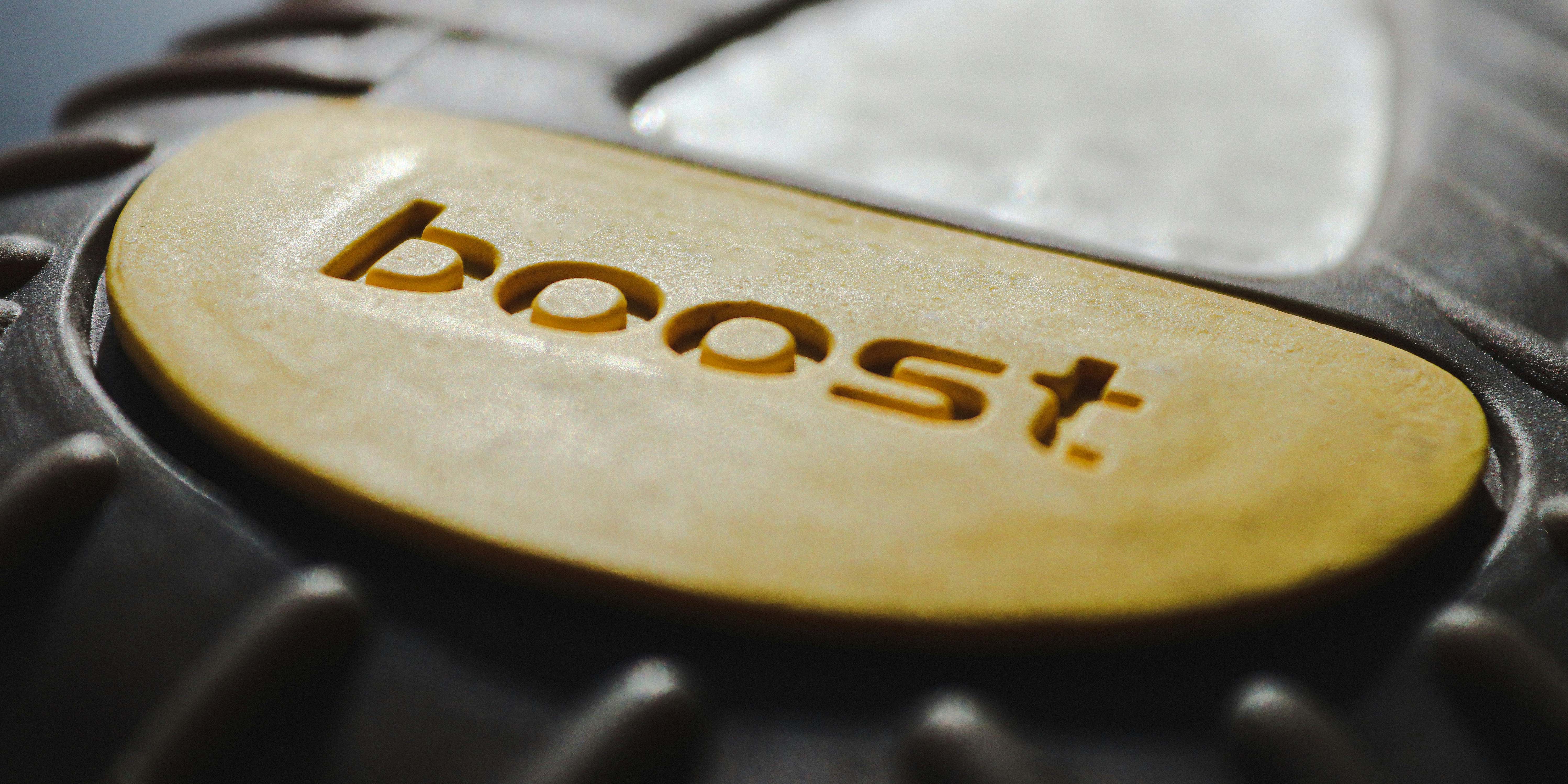 Auf dem Foto ist ein Textfeld auf einer Schuhsohle zu sehen: Boost.