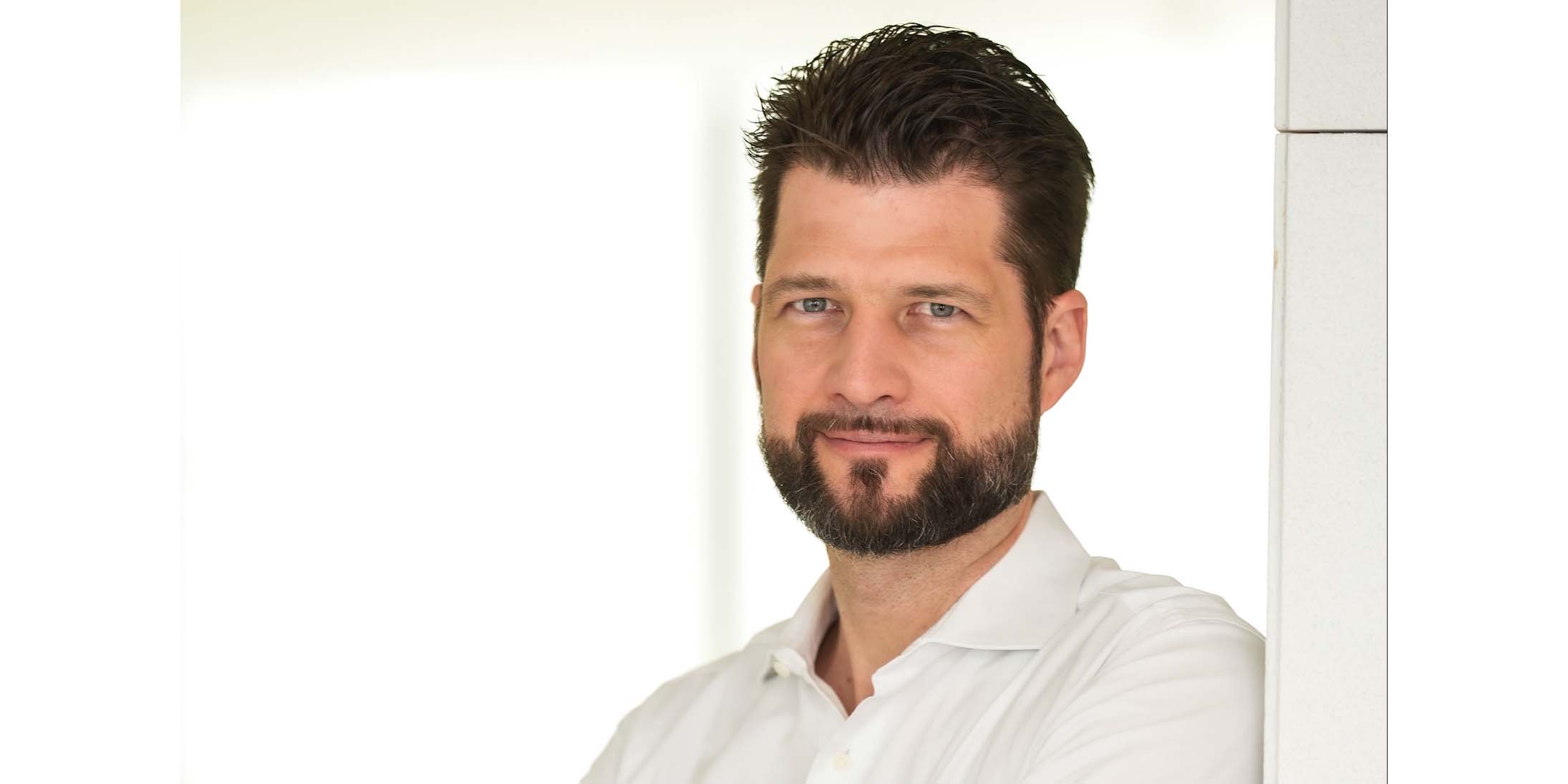 Auf dem Foto ist Dr. Dominik Straßer zu sehen, der neue Medical Director von Biogen.