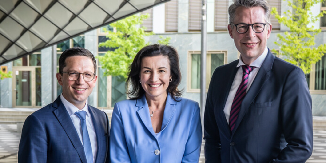 Auf dem Foto sind die drei Personen zu sehen, die der Gemeinsamen Wissenschaftskonferenz (GWK) neu vorstehen. Von links nach rechts: Falko Mohrs, Minister für Wissenschaft und Kultur Niedersachsen; Bundesministerin Dorothee Bär; Markus Blume, Bayerischer Staatsminister für Wissenschaft und Kunst. 
