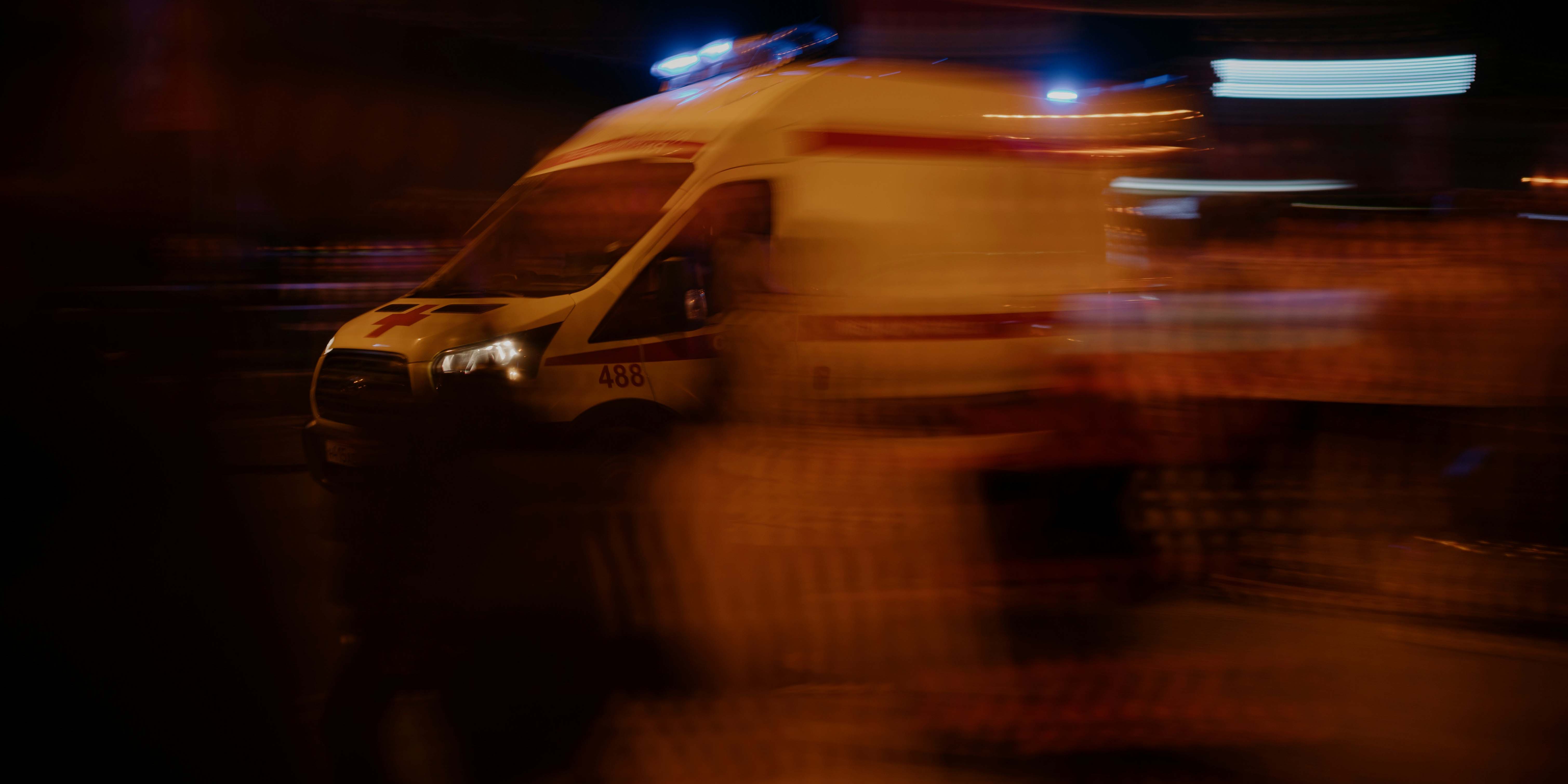 Auf dem Foto ist ein schnell vorüberfahrender Krankenwagen zu sehen.