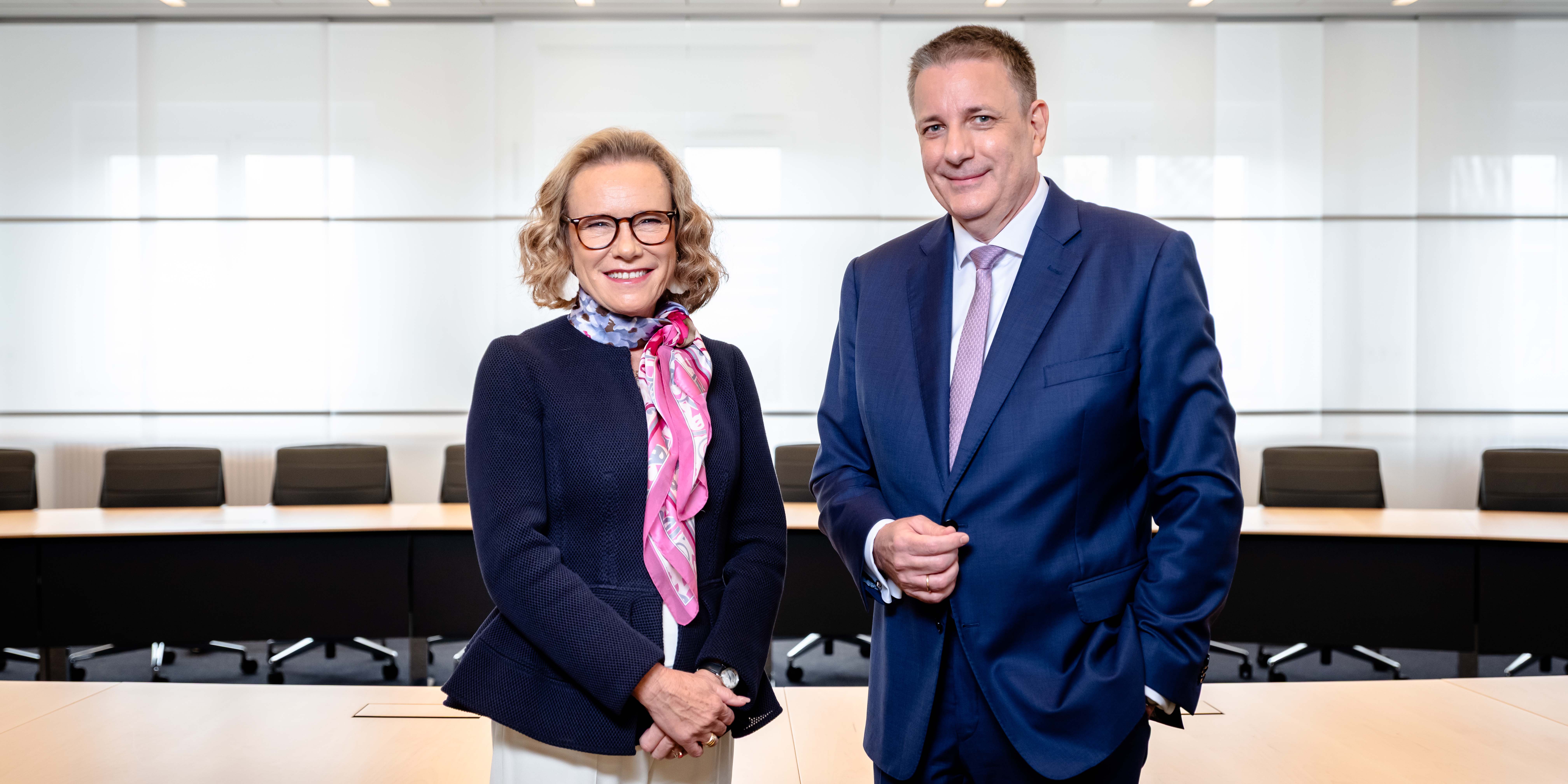 Auf dem Foto ist die Noch-Chefin Belén Garijo von Merck zu sehen mit ihrem zukünftigen Nachfolger Kai Beckmann. 