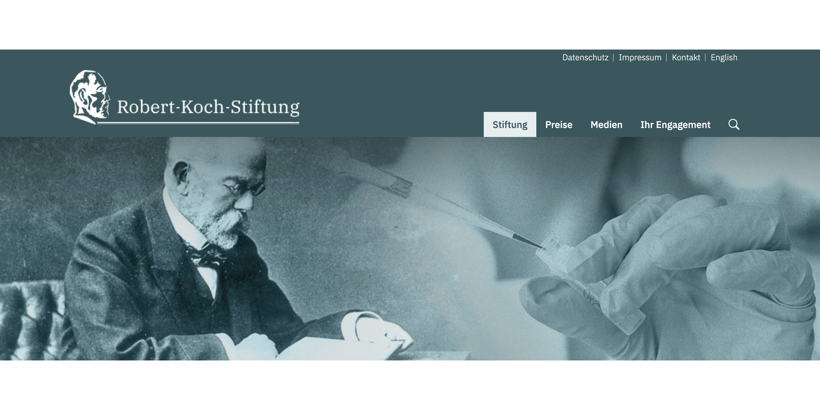 Auf dem Screenshot der Robert-Koch-Stiftung ist Robert Koch zu sehen, wie er liest und rechts daneben ist eine Szene in einem klinischen Labor zu sehen.