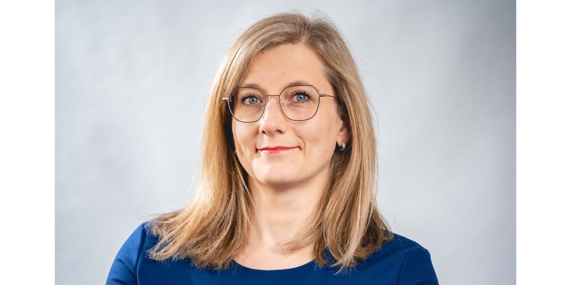 Auf dem Foto ist Kristine Lütke zu sehen, die bei der Kommunikationsberatung 365 Sherpas den Bereich Gesundheit übernimmt.
