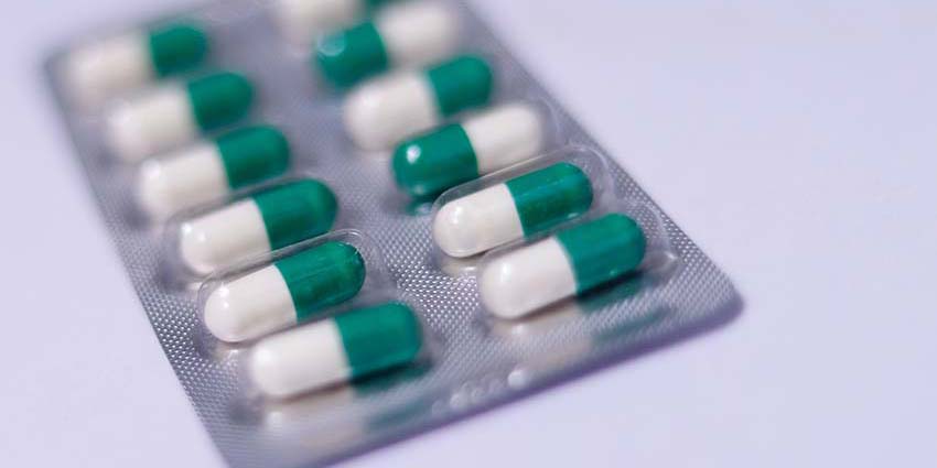 Auf dem Foto ist eine Medikamentenpackung mit Tabletten zu sehen.