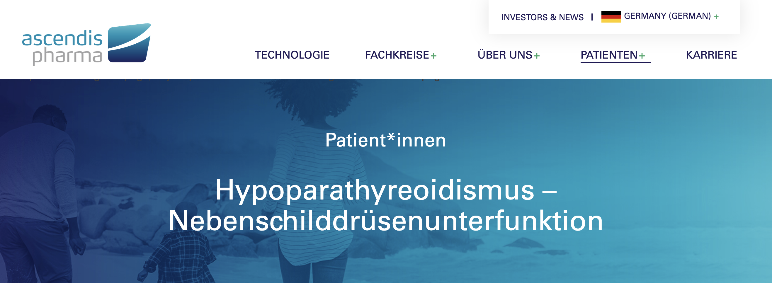 Das Foto ist ein Screenshot der Website von Ascendis Pharma zum Thema Hypoparathyreoidismus. Eine Frau ist mit ihrer Familie von der Rückenansicht zu sehen, die am Strand spazieren gehen.