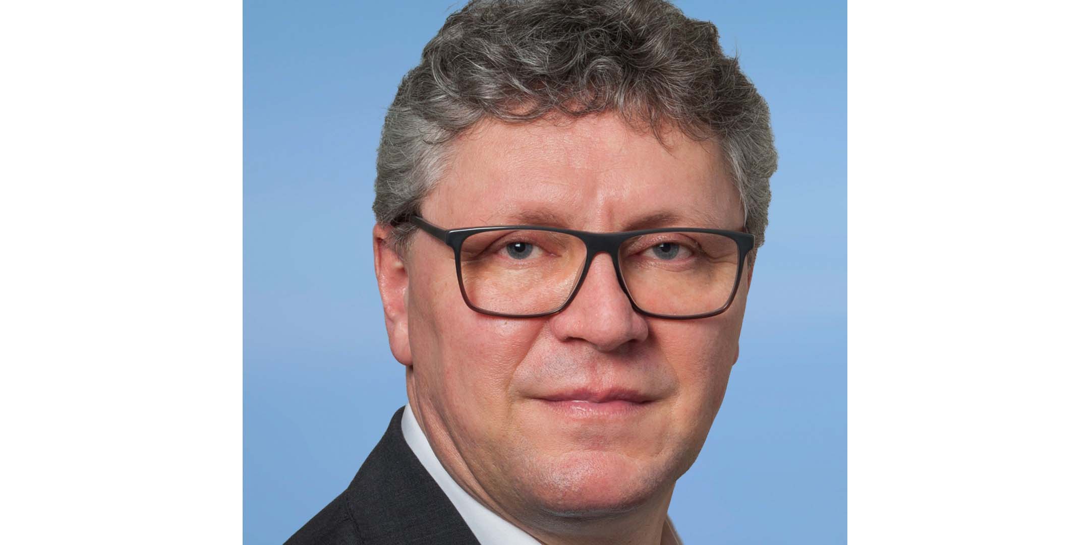 Auf dem Foto ist Markus Armbruster zu sehen, der neue Chief Marketing Officer (CMO) von Merz Lifecare.